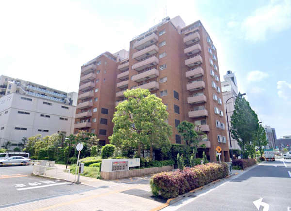 明石町ツインクロス外観３｜明石町ツインクロスは昭和59年築、11階建てのマンションです。落ち着いた茶系タイル張りのファサードが印象的で、街並みにしっかり溶け込んでいます。