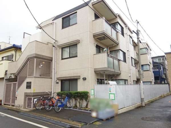 エスカイア新高円寺外観１｜エスカイア新高円寺は昭和６３年築、３階建てのマンションです。エレベーターはありません。周辺は閑静な住宅街に立地します。丸の内線「新高円寺」駅が徒歩圏内です。