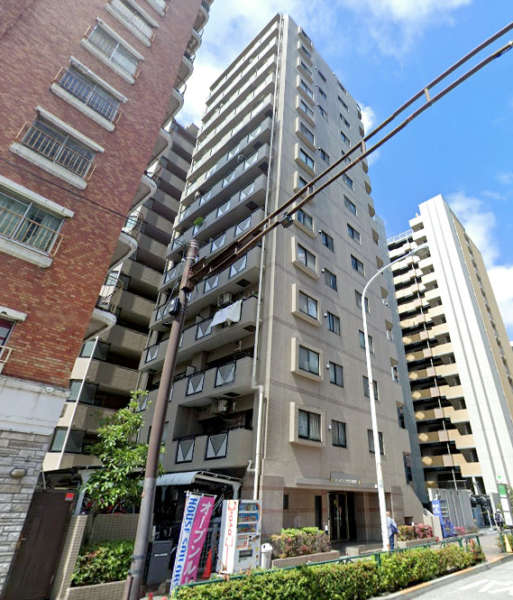 アーバンスクエア浅草の外観。14階建の縦にすらりと伸びたフォルムが都市的で、通り沿いからの視認性にも優れる。ベージュ系タイルとバルコニーのダークフレームが外観のアクセント。アーバンスクエア浅草は平成９年築の１４階建てのマンションです。つくばＥＸ浅草駅から徒歩３分の好立地です。
