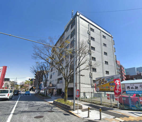 スカイタウン竹の塚外観２｜スカイタウン竹の塚は昭和49年築、8階建のマンションです。日光街道と竹の塚けやき大通りの角地に立地します。ドラッグストアやスーパー、公園が近くにあり生活環境は良好です。
