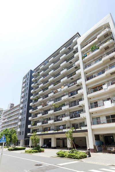 明石町アビタシオンは昭和５１年築の１１階建てです。あかつき公園前にあります。