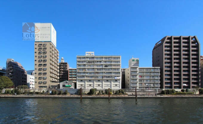 両国マンション外観９｜両国マンションは隅田川に面した立地が特徴です。