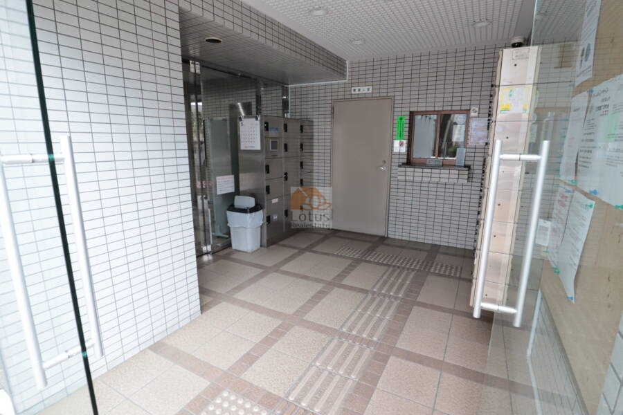 オーバルコート立花共用部1｜宅配ボックス、集合ポストスペース、防犯カメラも設置された安全配慮の空間です。