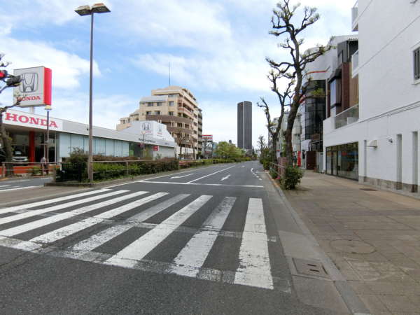 太陽コーポ外観共用部4｜物件の目の前は環八です。バス通りとなっているので自動車の往来はありますが、大通りというほどではありません。