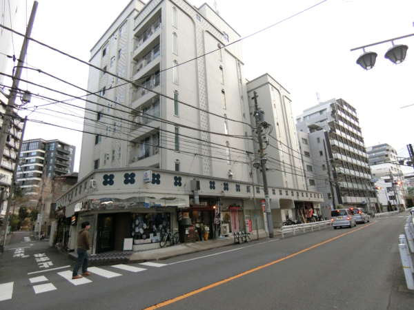 シャンボール中野外観共用部1｜シャンボール中野は昭和４４年築、地上８階建てのマンションです。西側は大久保通りに面しています。東側は住宅街です。近くには中野区立桃園川緑道がある落ち着いた環境です。