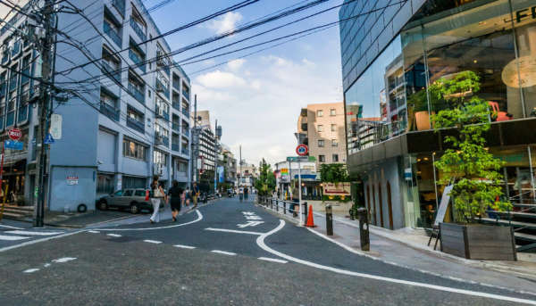 モアクレスト神宮前-キャットストリート｜キャットストリートは渋谷と原宿をつなぐ約1kmの道です。様々なハイブランドから古着までのファッション系のショップやカフェが立ち並び、おしゃれなファッションスポットとして人気です。
