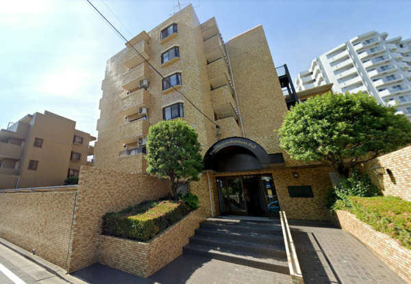 ライオンズマンション西葛西第３外観１｜ライオンズマンション西葛西第３は昭和５９年築の６階建です。エントランスは引いた感じのアプローチが落ち着きを感じさせます。