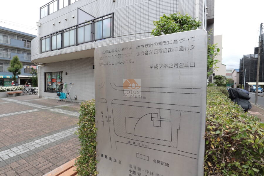 オーバルコート立花共用部5｜敷地内広場の様子。歩行者が自由に通行・利用できる公開空地として整備され、地域に開かれた空間です。