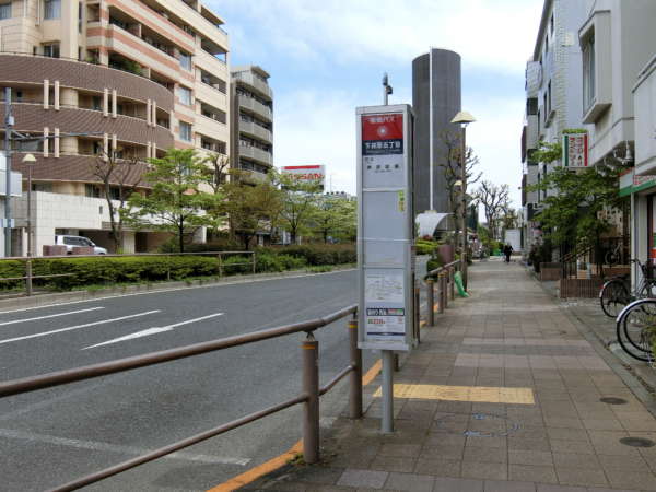 太陽コーポ外観共用部7｜目の前にバス停があります。