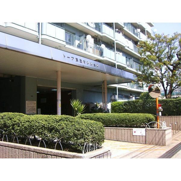 トーア辰巳マンションエントランス５｜エントランスアプローチには植栽があり、管理も行き届いています。