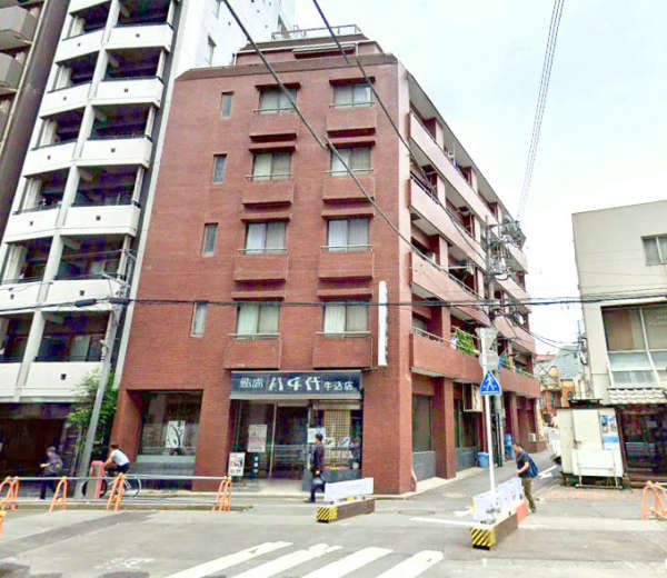 シャンブル牛込外観２｜シャンブル牛込は昭和５３年築、６階建てのマンションです。大江戸線「牛込柳町」駅東南口から徒歩1分です。都営新宿線「曙橋」駅も徒歩圏内です。