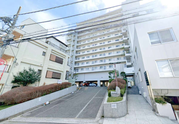 広尾マンション外観３｜広尾マンションは昭和４５年築の１２階建てです。周辺は静かな住宅街です。広尾、恵比寿が徒歩圏内の好立地です。