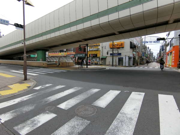 太陽コーポアプローチ2｜駅の目の前は環状八号線で、パスオーバーがあります。しかし本線は地下化されていて、交通量は多くはありません。以前は開かずの踏切で、筆者も学生時代に何度か来たことがありますが、たいへん便利になりました。
