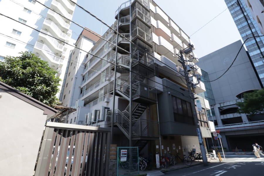 メゾンドール錦糸町外観2｜マンションの北西からの外観です。南側の目の前にはすみだトリニティホールがあります。
