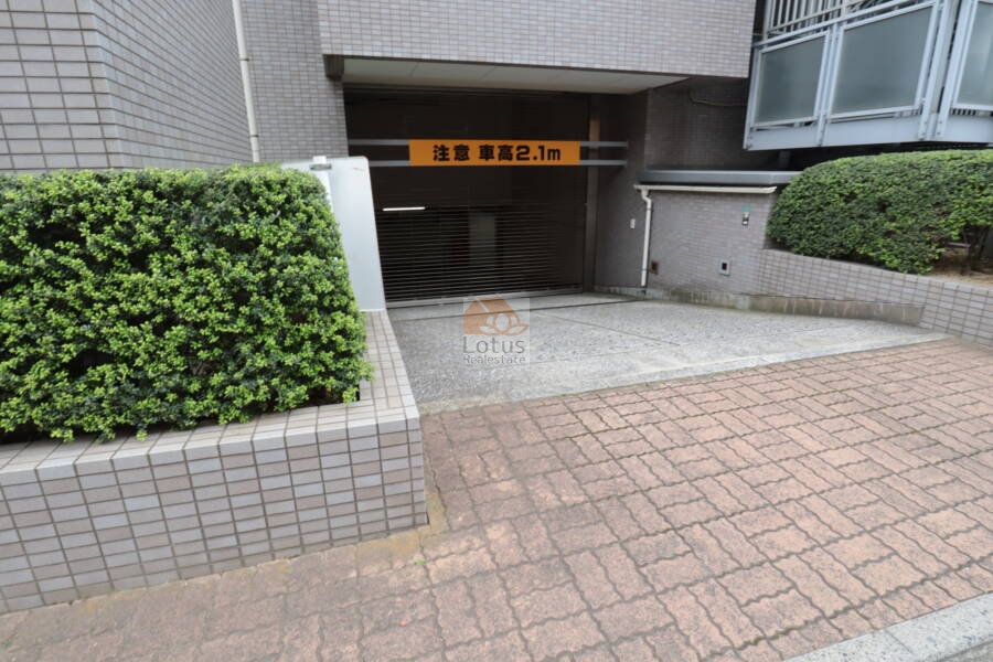 オーバルコート立花共用部3｜駐車場出入り口付近。シャッター付きでセキュリティに配慮された設計です。