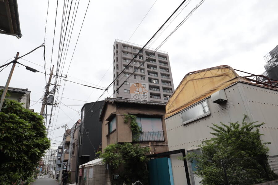 オーバルコート立花外観4｜道路側からの様子。通りに面しながらも歩道幅があり、ゆとりのある街並みです。