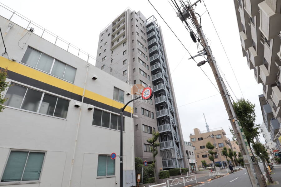 オーバルコート立花外観1｜オーバルコート立花は平成７年築の１４階建マンションです。外観は落ち着いたトーンの外壁で構成され、前面にはドラッグストアがあります。周囲は他の中層マンションも並び、閑静な住宅街が広がります。