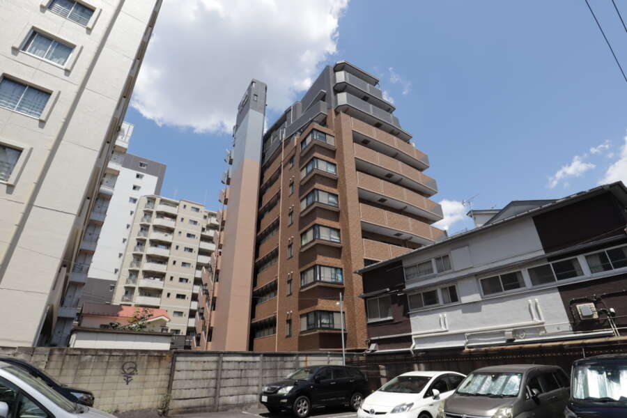 ダイアパレスグランデージ千住大橋外観1｜ダイアパレスグランデージ千住大橋は、大通りに面しない住宅街に立地します。