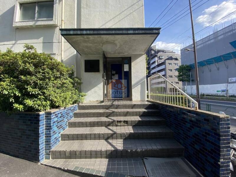 ダイアパレス方南町エントランス１｜エントランスは、階段を上がった先に位置しております。