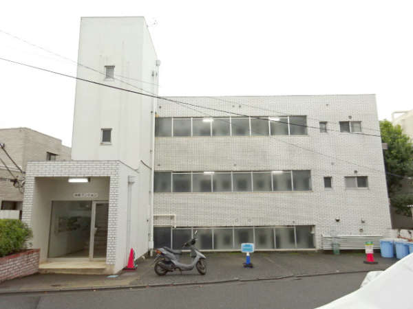 上原共和マンション外観１｜上原共和マンションは昭和47年築、３階建てのマンションです。エレベーターはありません。小田急小田原線「代々木上原」駅、「東北沢」駅が徒歩圏内です。