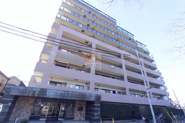 谷在家公園に面した立地らしく、外観は10階建のボリューム感がありつつも周囲の落ち着きに馴染んでいます。総戸数103戸のコミュニティなので、エントランス前にも人の動線が適度にあり、暮らしのリズムが感じられる雰囲気です。日暮里・舎人ライナーの「西新井大師西」駅と「谷在家」駅を徒歩10分圏内で使える利便性もポイントです。ダイアパレスグランパークスは、平成13年築、10階建てのマンションです。