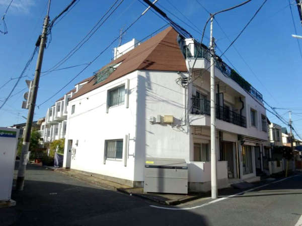 西荻オーク大崎外観１｜西荻オーク大崎は昭和49年築、3階建のマンションです。エレベーターはありません。西荻窪駅から徒歩5分圏内の閑静な住宅地にあります。
