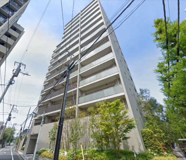 ザパークハウス中野弥生町テラス外観２｜ザパークハウス中野弥生町テラスは平成27年築の14階建てです。中野通り沿いの角地に立地します。バス停が目の前にあります。