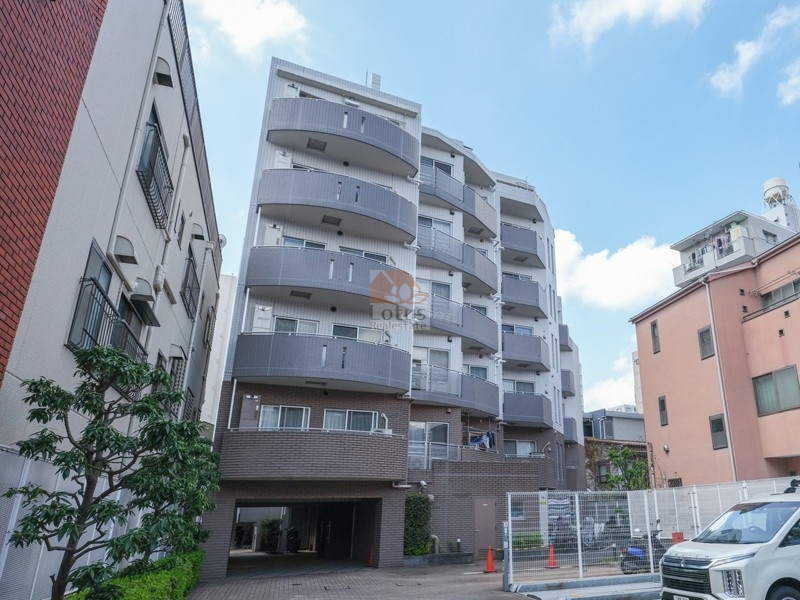 ランドステージ白山外観１｜ランドステージ白山は白山通りから一本入った住宅街の中に立地する、８階建てのマンションです。半円型のバルコニーが魅力的です。