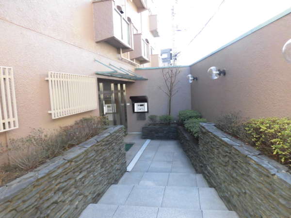 荻窪パークマンション (4)｜エントランスアプローチです。オートロック付きで安心です。