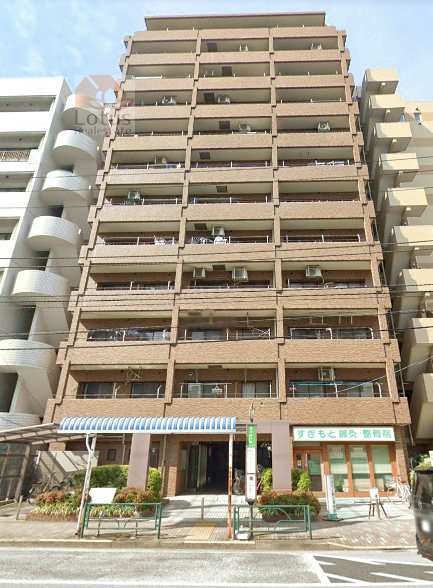 ライオンズマンション錦糸町亀沢外観１｜エントランス前にはバス停「亀沢４丁目」があります。