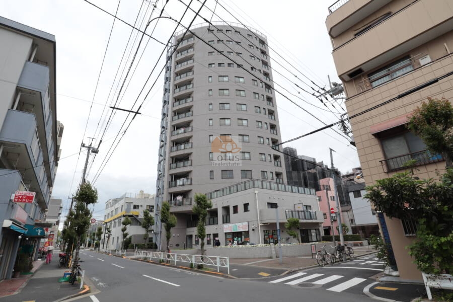 オーバルコート立花外観3｜建物全体を斜めからとらえた構図。14階建ての高さが際立ち、街中でも視認性の高い外観です。