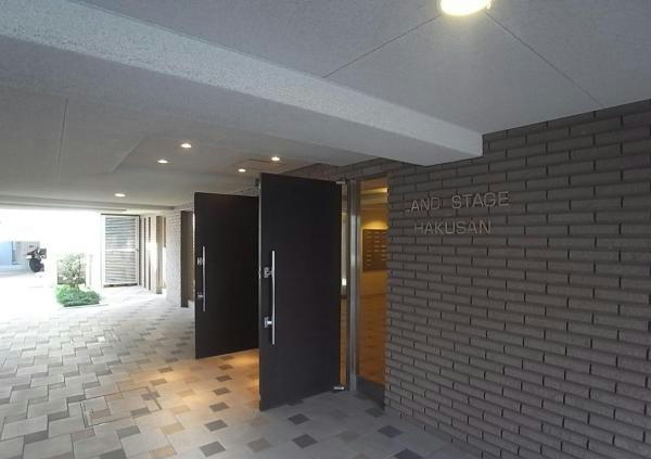 ランドステージ白山エントランス｜エントランス前のアプローチは広くて、ゆったりとしています。