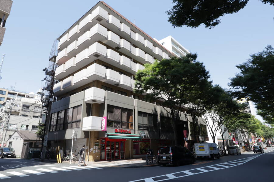 メゾンドール錦糸町外観1｜メゾンドール錦糸町は昭和５６年築、７階建のマンションです。錦糸町駅北口から徒歩５分で、北斎通りのいい感じの並木道の途中にあります。