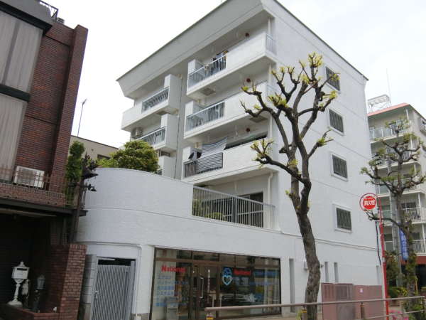 太陽コーポ外観共用部5｜見晴らしは隣接地の建物にふさがれていますが、建物同士が少し離れているので、日あたりは保てそうです。
