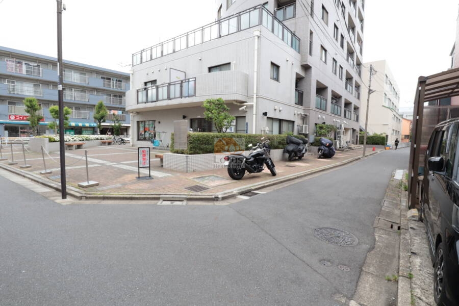 オーバルコート立花外観5｜敷地入口付近の様子。植栽が丁寧に管理され、エントランスアプローチに落ち着きがあります。