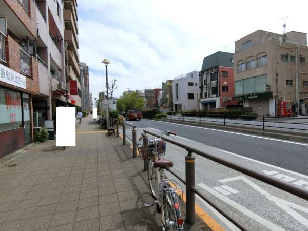太陽コーポアプローチ4｜環八沿いは住宅（マンション）や小規模の店舗事務所が並んでいます。道路であること言うことを除けば住宅地の様子です。