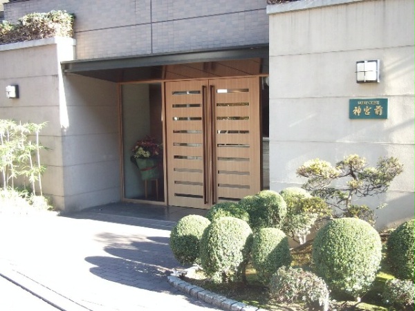 モアクレスト神宮前エントランス｜エントランスです。原宿キャットストリートに面しています。原宿駅、明治神宮前駅、渋谷駅が徒歩圏内です。