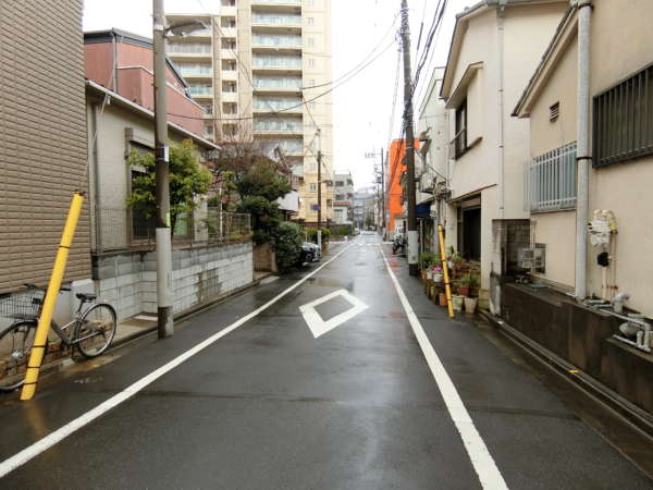 ヴェレーナ木場公園アプローチ9｜下町らしい路地。写真の左に見えるマンションがヴェレーナ木場公園です。
