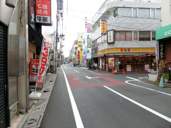 ライオンズマンション五反野駅前通りアプローチ4｜交差点を通りすぎても商店街は続きます。これらの飲食店の一団をすぎると、だんだん住宅地の様子が深まってきます。