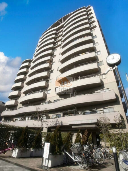モア・ステージ五反野外観3｜南側は住宅地に向いていて日当たり良好です。