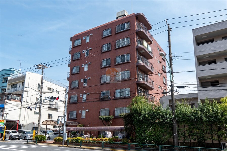 不忍通り沿いに建つ鉄筋コンクリート造の7階建てマンション。1978年築の味わいあるファサードが、文京区らしい落ち着きを感じさせる。角地に位置し、開放感も確保されている。