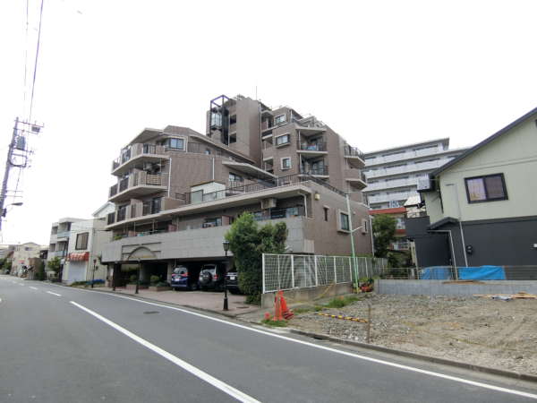 ライオンズマンション五反野駅前通り外観共用部7｜ライオンズマンション五反野駅前通りは平成５年築、９階建てのマンションです。五反野駅から徒歩５分の住宅地に立地します。