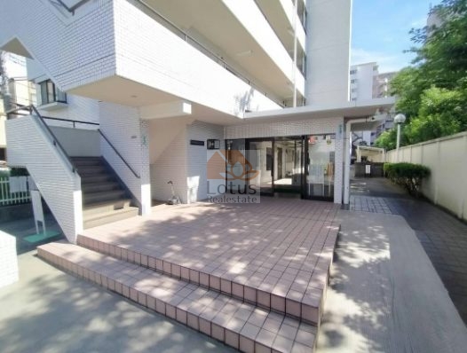 荒川遊園ビューハイツエントランス１｜周辺は閑静な住宅地です。