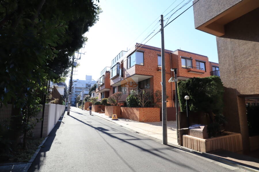 ジャルダン元麻布外観1｜ジャルダン元麻布は昭和５４年築の５階建てです。周辺は閑静な住宅街です。