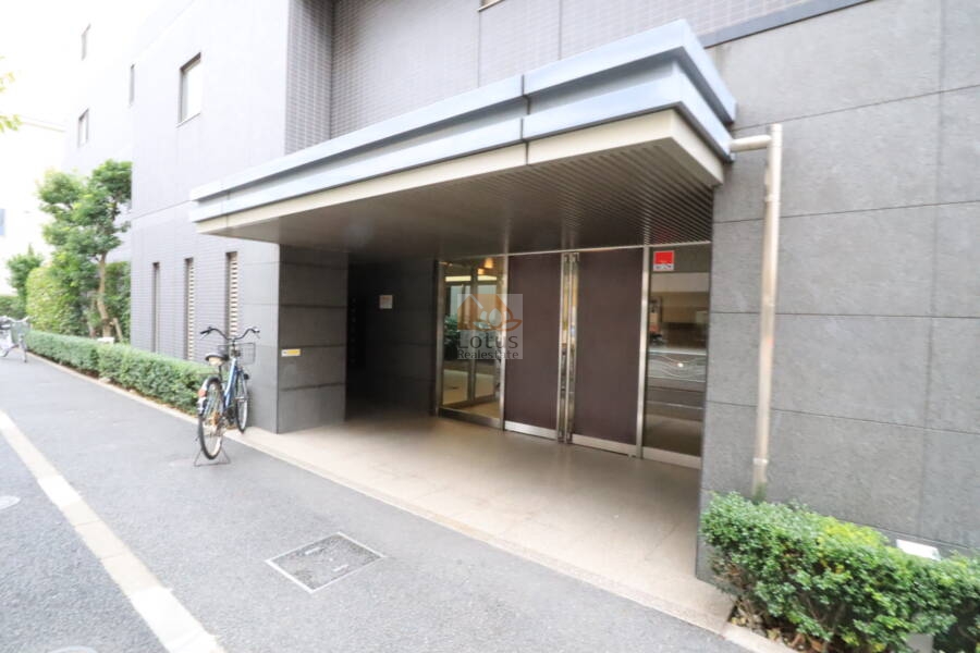 レーベンシティオリスタイル東京亀戸エントランス1｜エントランス前です。