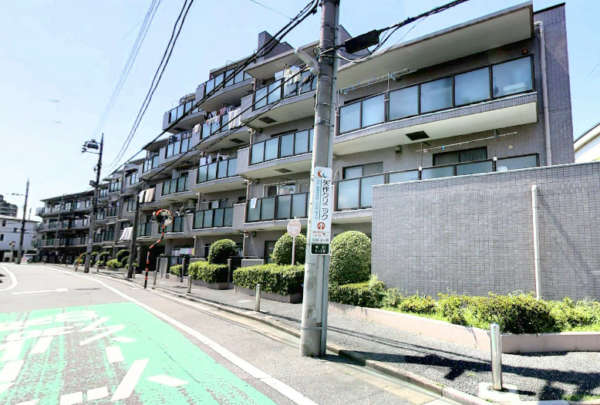エイジングコート亀有外観３｜エイジングコート亀有は平成７年築の５階建てです。長門小学校近くの静かな住宅地にあります。近くには大きなショッピングモール「アリオ亀有」があり便利です。
