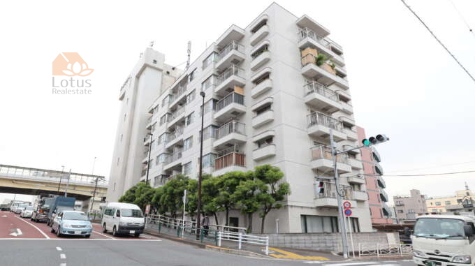 ワコー亀戸マンション外観4｜ワコー亀戸マンションは昭和５７年築の７階建てです。丸八通りに面した立地です。
