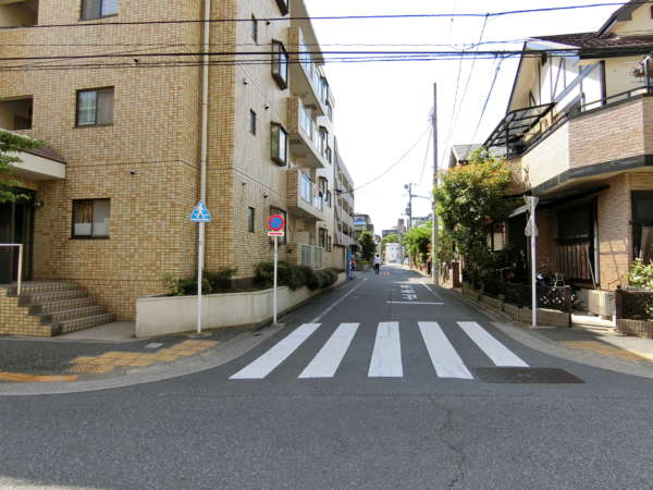 ダイアパレス西葛西アプローチ2｜路地がありましたら左折です。