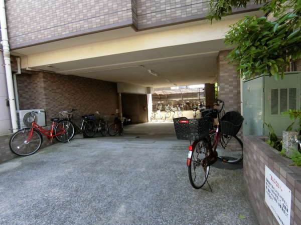 ダイアパレス西葛西外観共用部4｜駐輪場・駐車場は半地下を掘って構築されています。