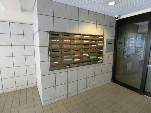 ライオンズマンション五反野駅前通り外観共用部4｜エントランス操作盤のよこに郵便ポストがあります。